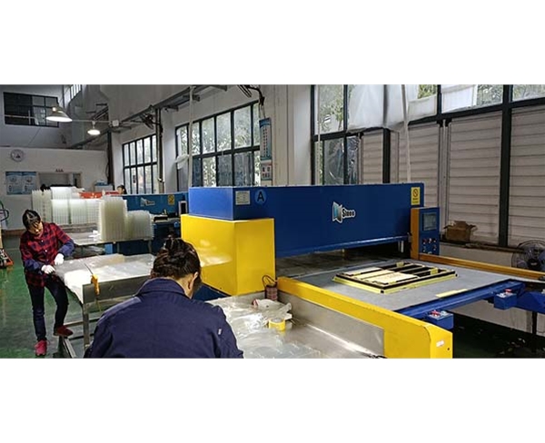 吸塑車間一(yī)角