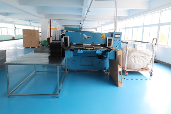 吸塑包(bao)裝生産(chǎn)車間