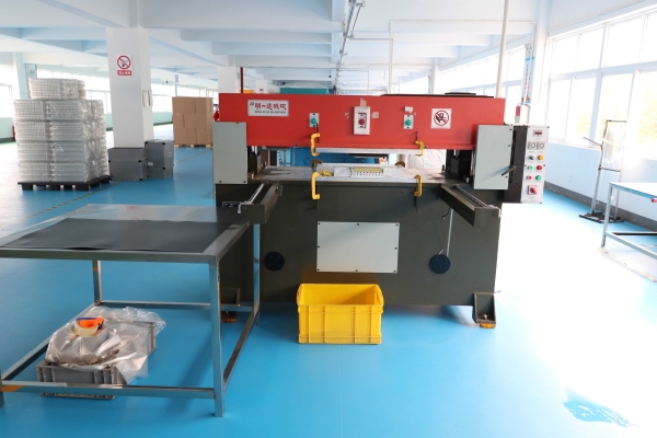 吸塑包(bāo)裝生産車(che)間