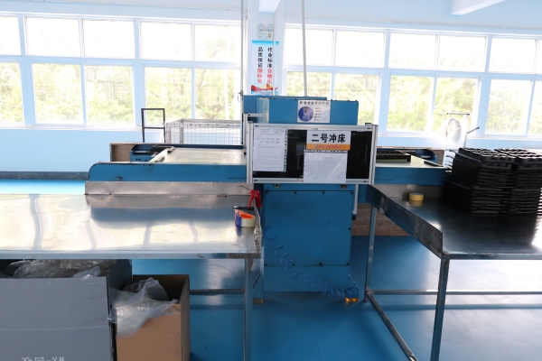 吸(xi)塑包裝生産車間(jiān)