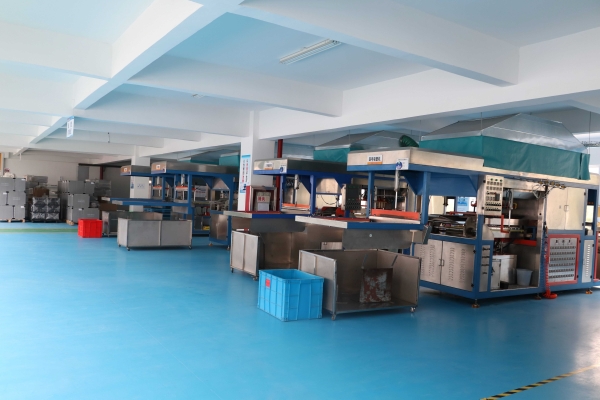 吸(xī)塑包裝生産車間(jian)