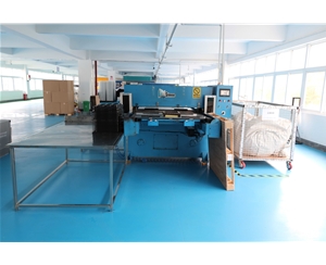 吸塑包(bāo)裝生産車(che)間